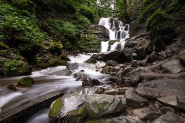 Güzel dağ rainforest şelale hızlı akan su ve kayalar, uzun pozlama ile.