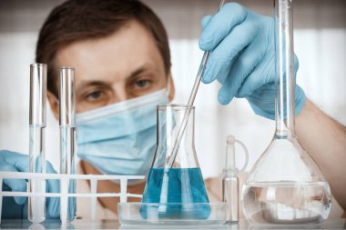 Laboratuvar bilim laboratuarında test tüpleri ile çalışma