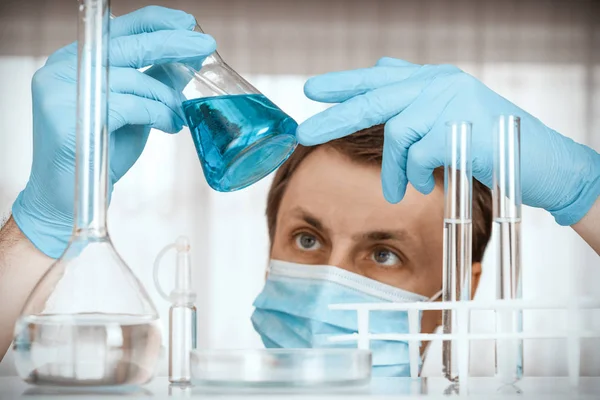 Científico de laboratorio trabajando en laboratorio con tubos de ensayo — Foto de Stock