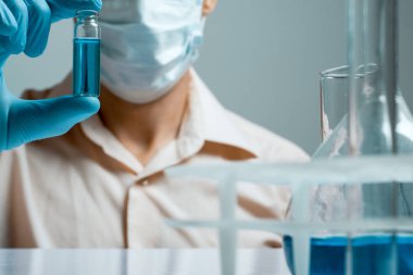 Laboratuvar bilim laboratuarında test tüpleri ile çalışma.