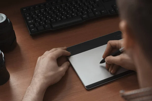 Diseñador gráfico trabajando en tableta digital . — Foto de Stock