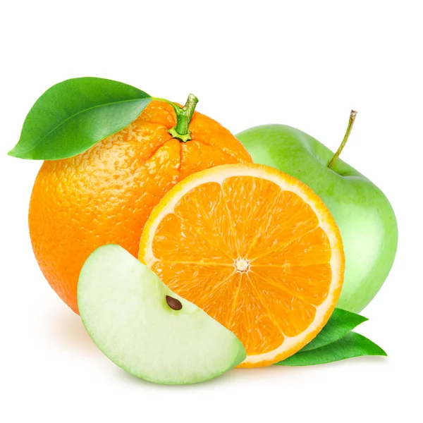 Frutos isolados. Cortar maçãs verdes e frutas laranja isoladas no fundo branco com caminho de recorte — Fotografia de Stock