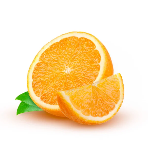 Laranja fresca isolada sobre fundo branco — Fotografia de Stock