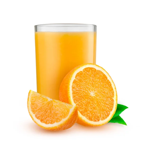 Izolovaný drink. Sklenice pomerančové šťávy a plátky pomerančového ovoce izolované na bílém pozadí — Stock fotografie