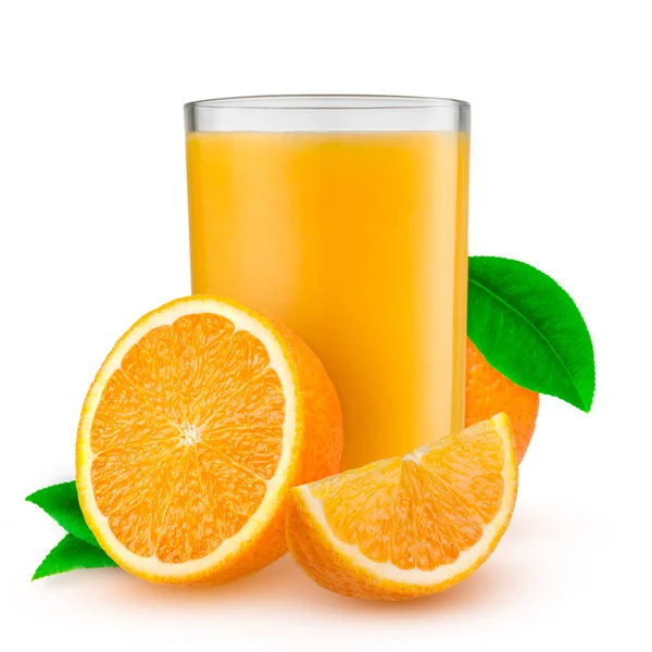Bevanda isolata. Bicchiere di succo d'arancia e fette di frutta arancione isolate su sfondo bianco — Foto Stock