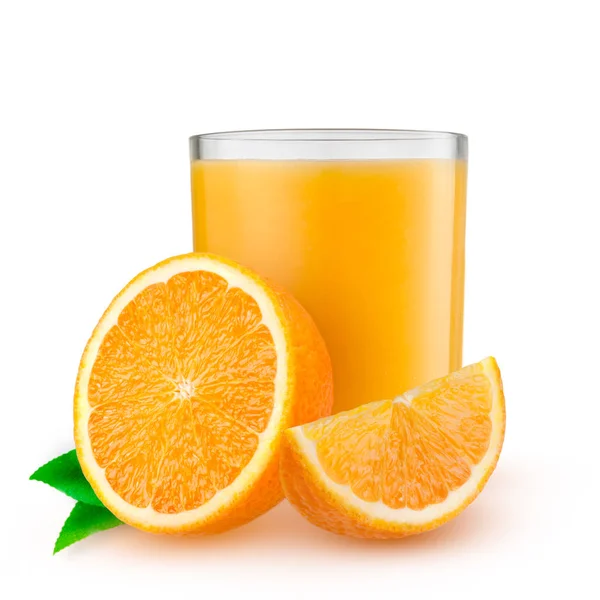 Ізольований напій. Склянка апельсинового соку і скибочки апельсинових фруктів ізольовані на білому тлі — стокове фото