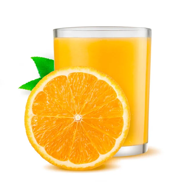 Bebida isolada. Copo de suco de laranja e fatias de frutas de laranja isoladas no fundo branco — Fotografia de Stock