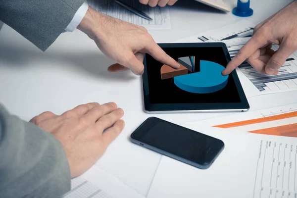 Groep zakenmensen bezig met het bespreken van financiële zaken tijdens vergadering — Stockfoto