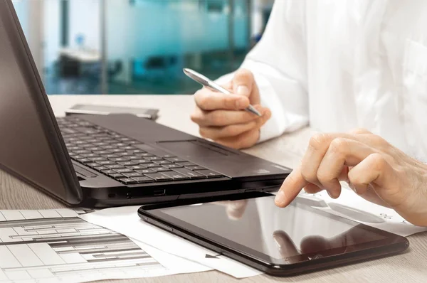 Närbild av Businessmans Hand analysera graf på Digital tablett. Tid är pengar koncept. — Stockfoto