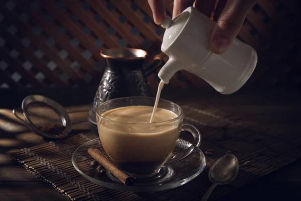 Чашка черного кофе на столе со сливками — стоковое фото