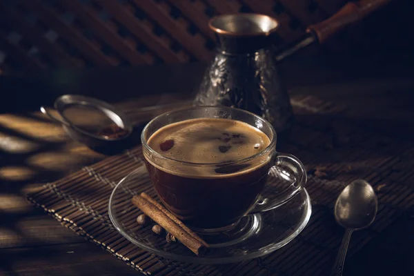 Чашка чорної кави на столі з вершками — стокове фото