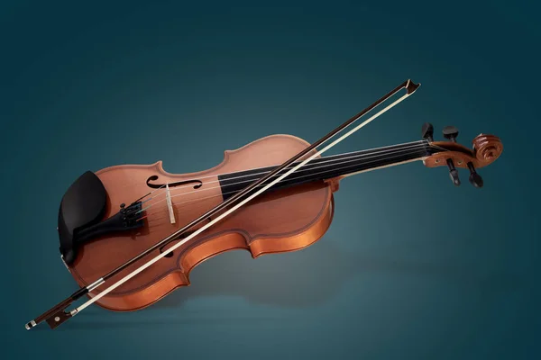 Fiol musikinstrument av orkester närbild på blå — Stockfoto