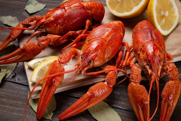 螯 虾。红色煮小龙虾在桌子上的乡村风格, 特写镜头。龙虾特写镜头. — 图库照片
