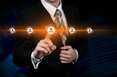 İnsan kaynakları iş kavramı. Sanal ekran üstünde işadamı presler İK kutsal kişilerin resmi