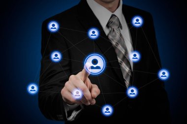 İnsan kaynakları iş kavramı. Sanal ekran üstünde işadamı presler İK kutsal kişilerin resmi