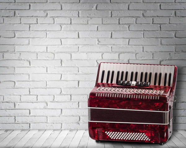 Vintage akordeon czerwony na tle ściany Cegła — Zdjęcie stockowe