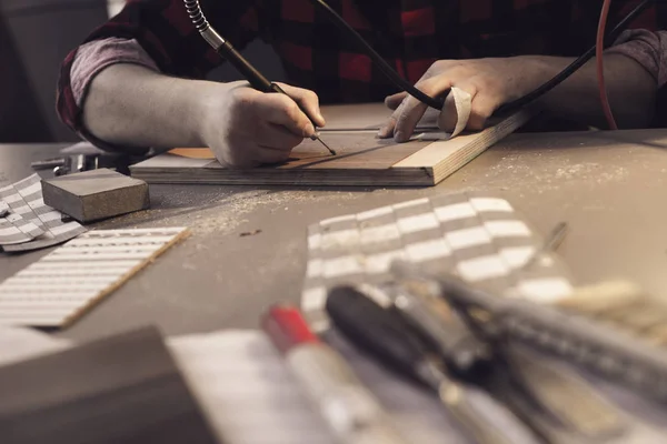 Un artista que usa madera. Uso hecho a mano de un taladro — Foto de Stock