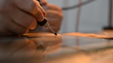Ahşap ve cam kullanan bir sanatçı. Matkap el yapımı kullanımı