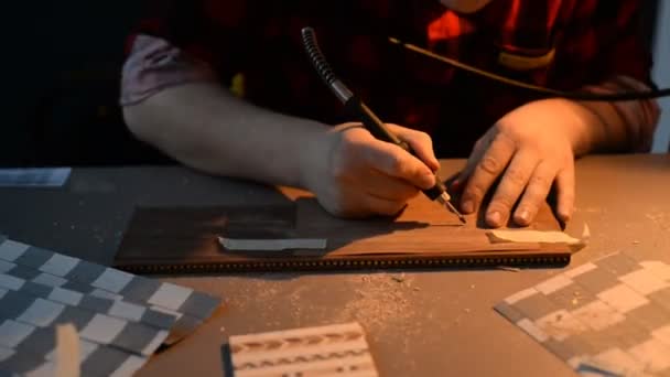 Een kunstenaar die hout en glas gebruikt. Handgemaakt gebruik van een boor — Stockvideo