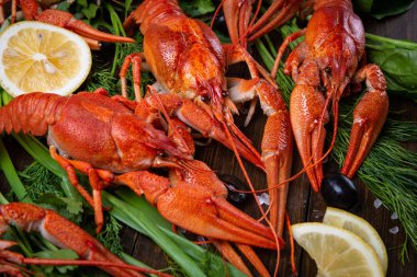 Kerevit. Rustik tarzı, closeup masada kırmızı haşlanmış crawfishes. Istakoz portre.