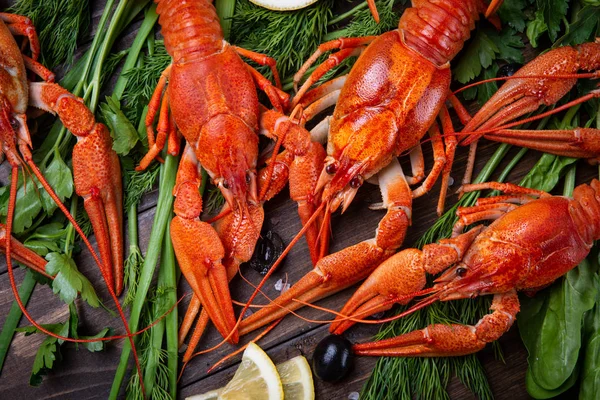 螯 虾。红色煮小龙虾在桌子上的乡村风格, 特写镜头。龙虾特写镜头. — 图库照片