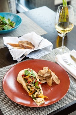 Restoranda masada organik, sağlıklı yiyecekler.