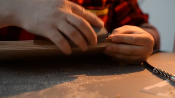 Een kunstenaar die hout en glas gebruikt. Handgemaakt gebruik van een boor — Stockvideo