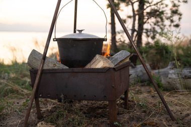Şenlik tencereye hiking. Dağlarda çadır ile seyahat