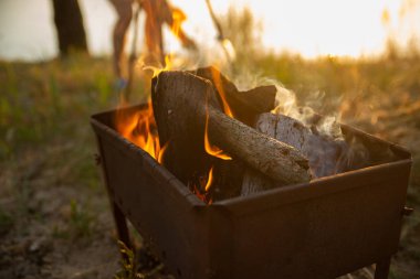 Şenlik tencereye hiking. Dağlarda çadır ile seyahat