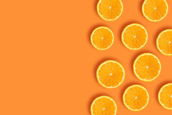 Pedaços de laranja sobre um fundo laranja Imagens Royalty-Free