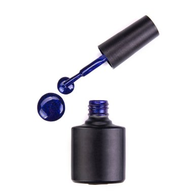 Beyaz arka planda dökülmüş ojeli şişeler.