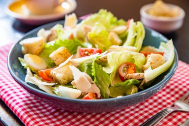 Yunan salatası ile taze sebze, beyaz peynir