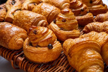 Taze pişmiş tarçınlı çörekler. Ev yapımı tatlı hamur işi. Yakın plan.