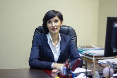 Güzel zeki sevimli sevimli çekici zarif büyük şirketi sahibi