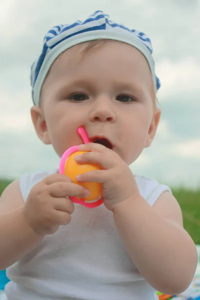 Nouveau-né caucasien Bébé regardant sur le côté. Extérieur — Photo