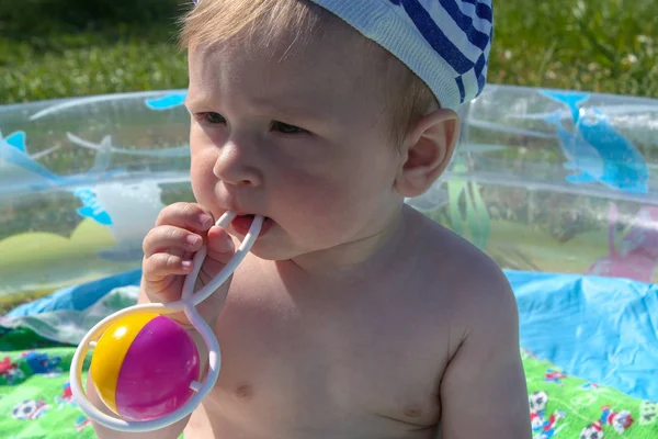 I denti del bambino sono tagliati. I primi denti sono tagliati, sullo sfondo di erba verde — Foto Stock