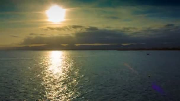 Západ slunce z mraků a hory na moři v turistické sezóně s lodí a padák — Stock video