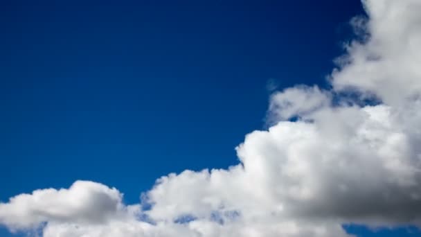 Bellissimo paesaggio nuvoloso drammatico. Nuvole rotolanti — Video Stock