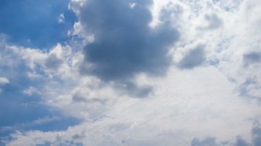 Güzel dramatik cennet. Bulutlar haddeleme
