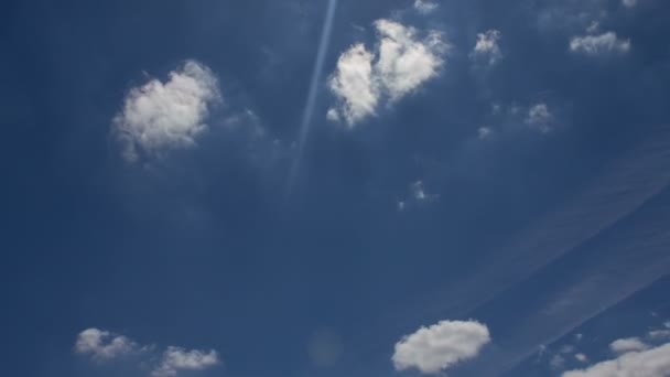 Bellissimo paesaggio nuvoloso anormale. Nuvole rotolanti — Video Stock
