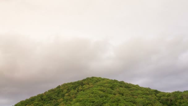 Όμορφα Σύννεφα Τρέχουν Πάνω Από Βουνά Ημέρα Timelapse — Αρχείο Βίντεο