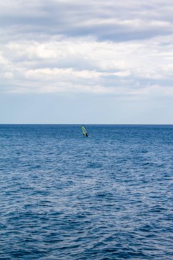 Rüzgar Sörfü. Sakin deniz ya da okyanus egzersiz sörfçü. 