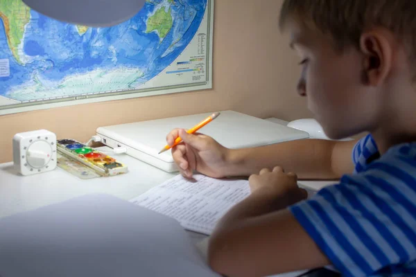 Educazione Casa Ragazzo Mano Con Penna Scrittura Inglese Test Mano — Foto Stock