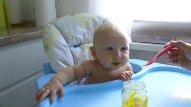 Annem bebek ilk kaşık besler