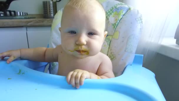 Moeder feeds baby eerste lepel — Stockvideo