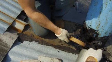 Baca alanında çatı tamiri bir blowtorch kullanarak.