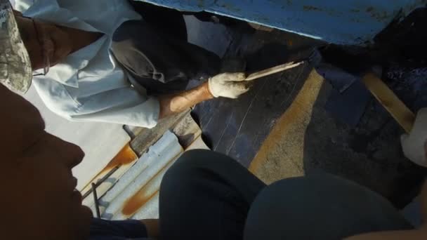 Réparation du toit dans la zone de la cheminée à l'aide d'un chalumeau . — Video