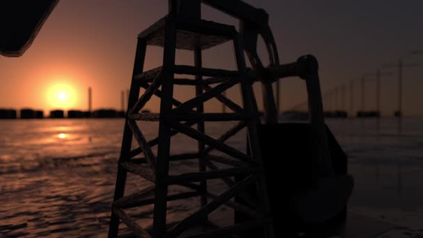 Die Sonne geht hinter einem großen Ölfeld auf. Endlosschleife. 3D-Darstellung — Stockvideo