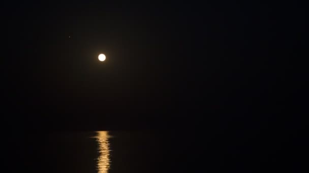Временной промежуток. Луна и Юпитер поднимаются и отражаются в ночном небе. HD — стоковое видео
