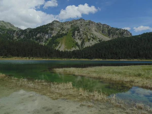 Reflejos de paz y majestuosidad. Lago en los Alpes Italianos